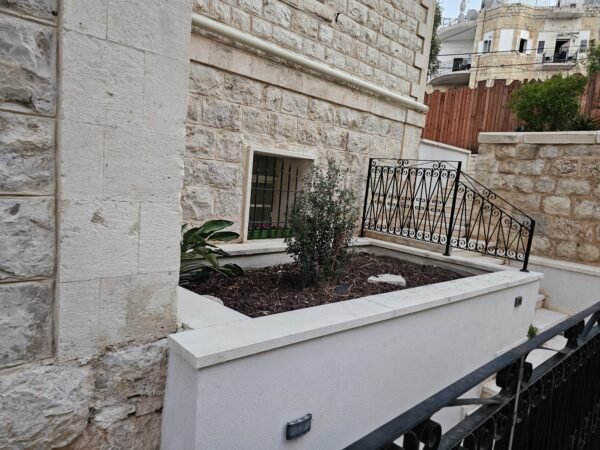 Queen Room with Garden View - Image 4